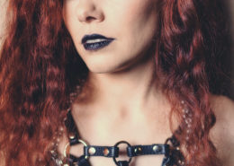 Bondage Kleider meets Red Hair